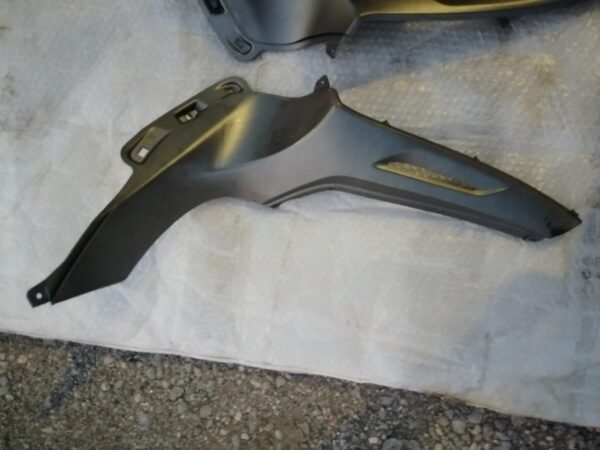 SCUDO LATERALE COPERTURA SINISTRA BEVERLY 125-300-3350 GRIGIO