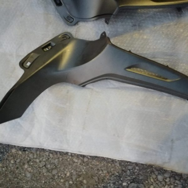SCUDO LATERALE COPERTURA SINISTRA BEVERLY 125-300-3350 GRIGIO