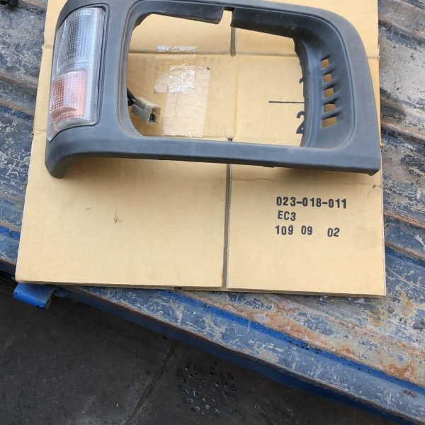 MODANATURA CORNICE FARO ANTERIORE DESTRO PIAGGIO PORTER COMPLETA DI FRECCE (1993-1997)