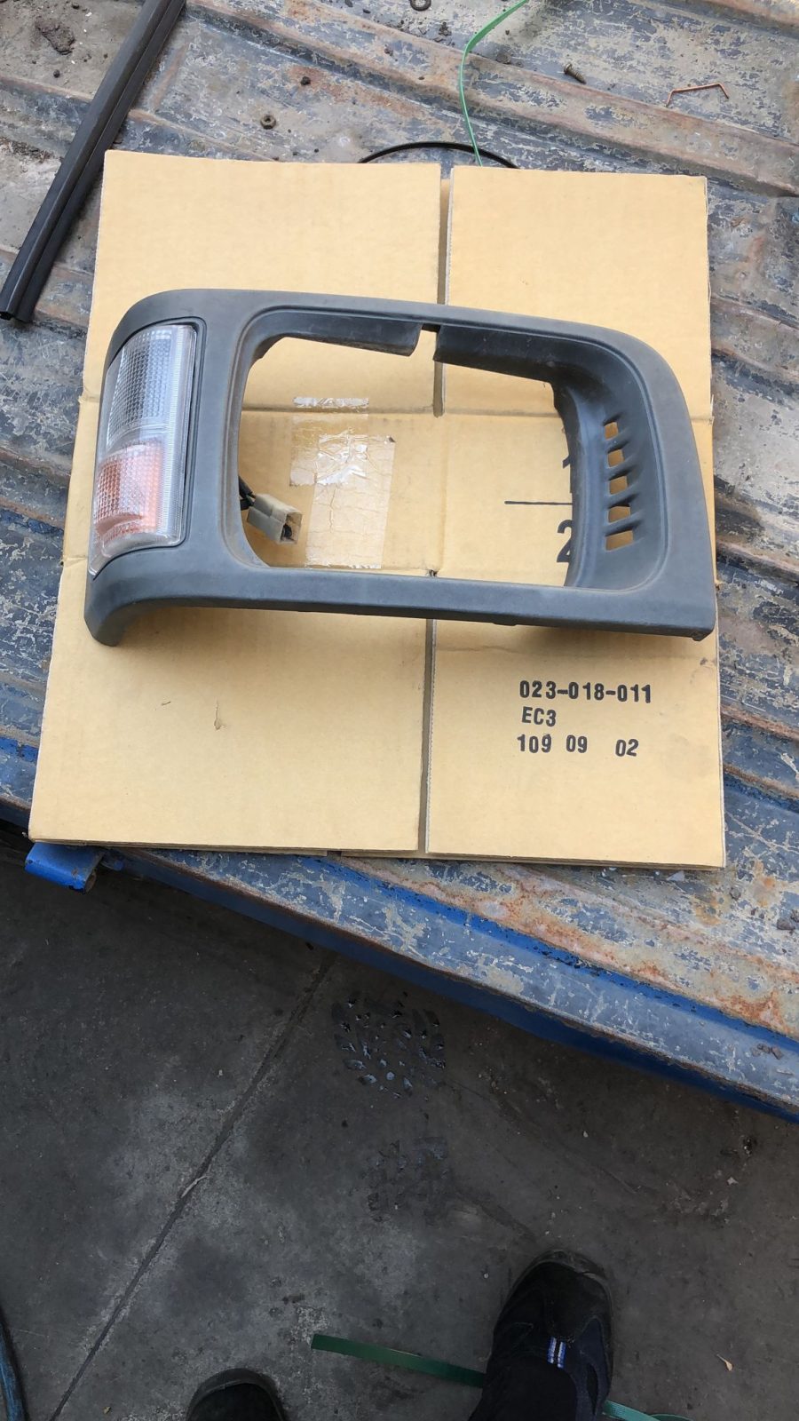 MODANATURA CORNICE FARO ANTERIORE DESTRO PIAGGIO PORTER COMPLETA DI FRECCE (1993-1997)
