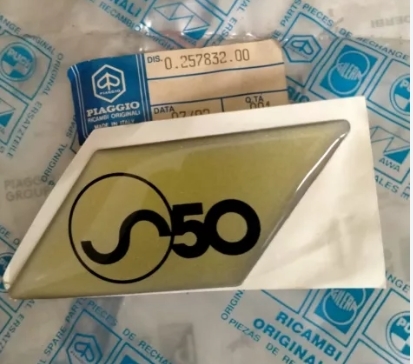 257832 EMBLEMA ADESIVO PLACCA CARENATURA PIAGGIO SFERA NSL 50