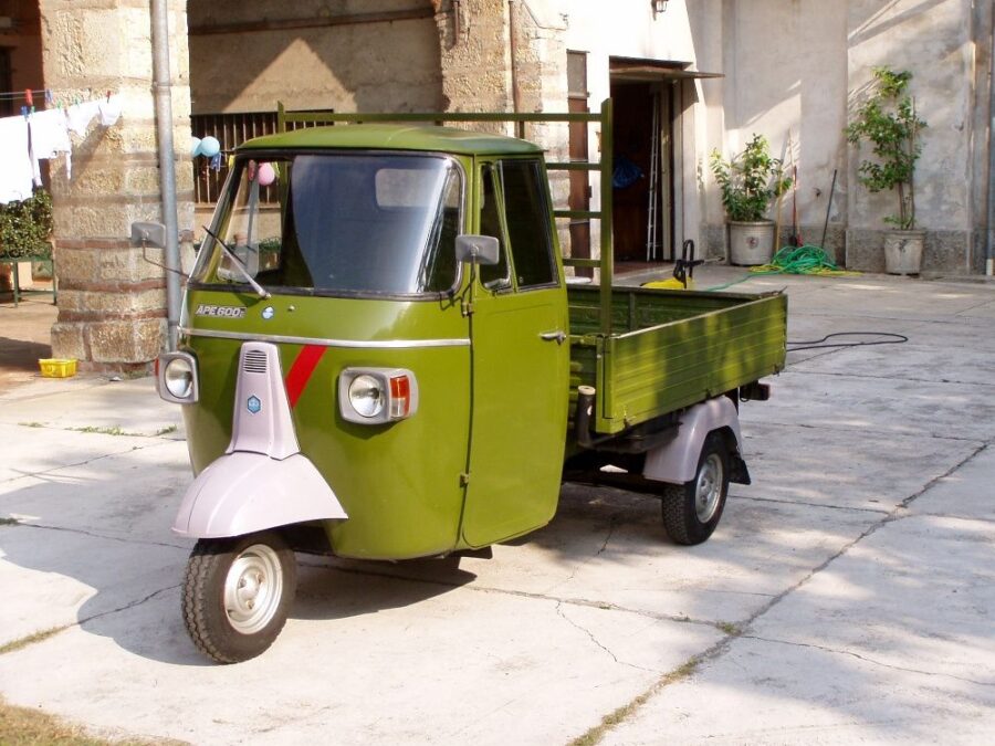 EMBLEMA SCUDETTO PIAGGIO CALANDRINA - immagine 2