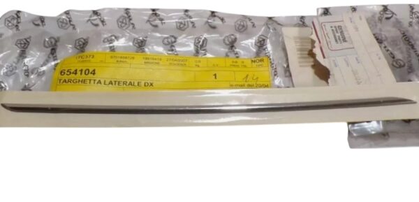 654104 TARGHETTA LATERALE DESTRA PER PIAGGIO CARNABY