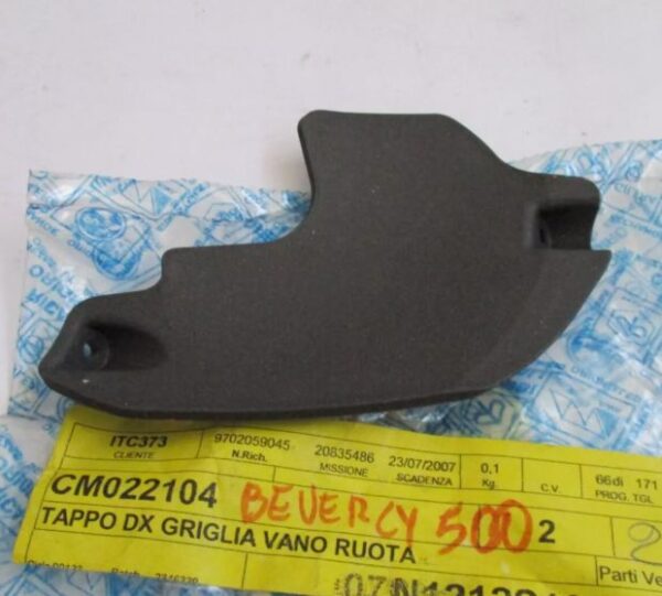 CM022104 TAPPO DESTRO GRIGLIA VANO RUOTA PER PIAGGIO BEVERLY 500 DERBI