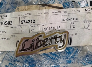 574212 TARGHETTA ADESIVO SCUDO ANTERIORE PIAGGIO LIBERTY 50 ORIGINALE